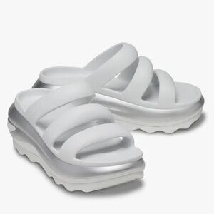 Crocs unisex-adult Mega Crush Triple Strap Sandal 
New with out tag